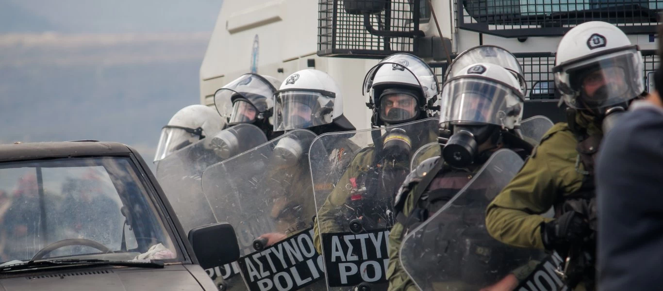 Σε άτακτη υποχώρηση η κυβέρνηση: Αποσύρουν τα ΜΑΤ από Χίο και Λέσβο